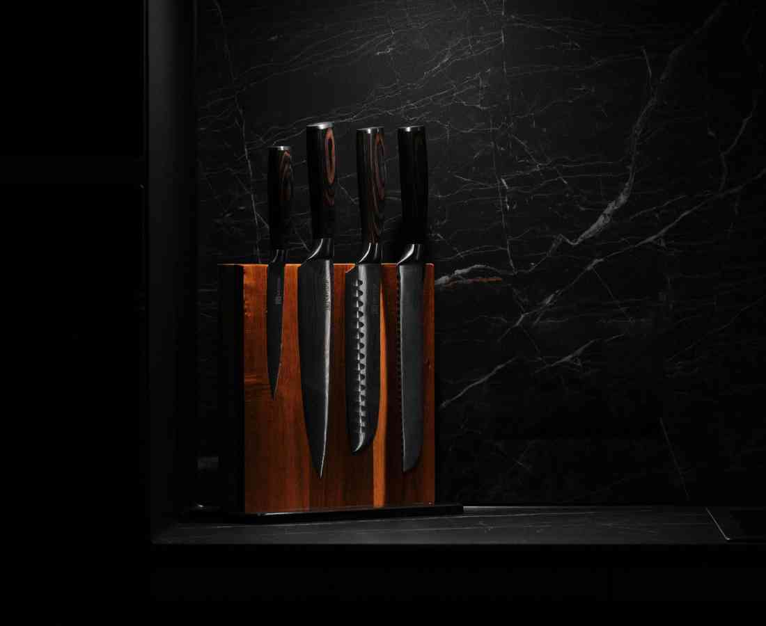 Dies ist ein Foto eines Messerblocks für Küchenmesser aus Damast. Für diese gelten spezielle Hinweise zur Aufbewahrung.