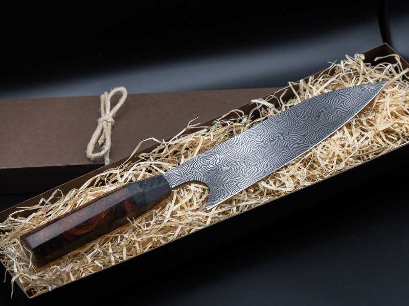 Dies ist ein Foto eines selbstgemachten Damastmessers der Messerschmiede Jettenbach.