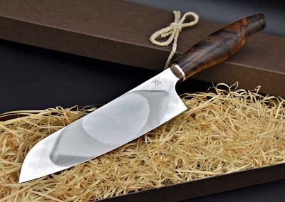 Dies ist ein Foto eines selbstgemachten Küchenmessers aus Kohlenstoffstahl der Messerschmiede Jettenbach.