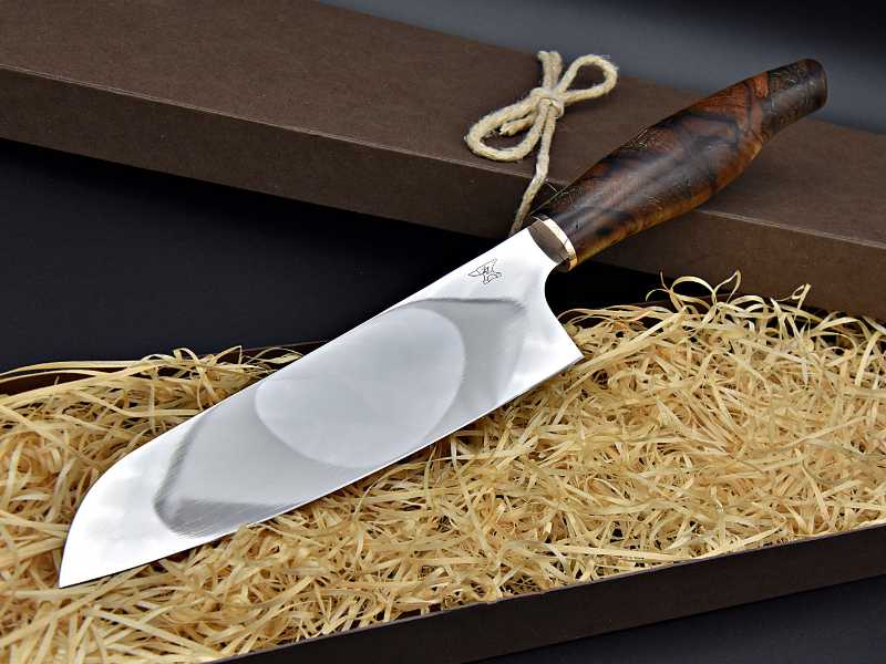 Dies ist ein Foto eines selbstgemachten Küchenmessers aus Kohlenstoffstahl der Messerschmiede Jettenbach.