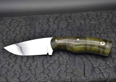 Dies ist ein Foto eines selbstgemachten Jagdmessers aus Kohlenstoffstahl der Messerschmiede Jettenbach.