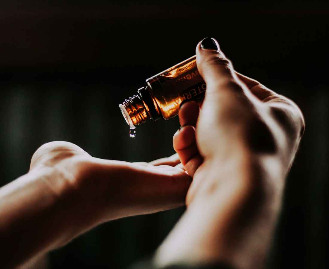 Dies ist ein Foto einer Flasche mit Öl für Küchenmesser aus Damast. Diese sollten besonders gepflegt werden.