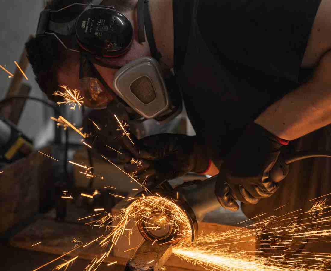 Schmiedekurs Messerschmiede Jettenbach Dies ist ein Foto, das einen Messerschmied bei der Arbeit zeigt. Im angebotenen Schmiedekurs stellen die Teilnehmer selbst Damastmesser her.