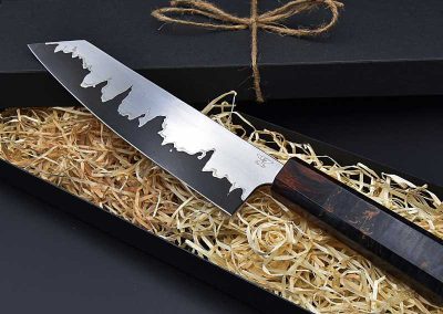 Dies ist ein Foto eines handgeschmiedeten Damastmessers der Messerschmiede Jettenbach.