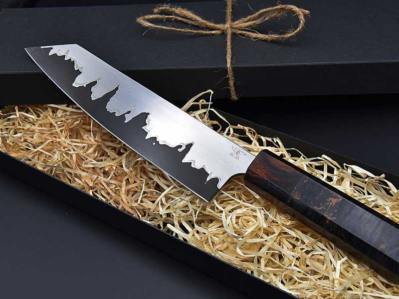 Dies ist ein Foto eines handgeschmiedeten Damastmessers der Messerschmiede Jettenbach.