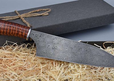 Dies ist ein Foto eines handgeschmiedeten Damastmessers aus Rosendamast (Raindrop Damascus) der Messerschmiede Jettenbach.