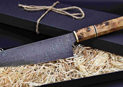 Dies ist ein Foto eines selbstgemachten Damastmessers der Messerschmiede Jettenbach.