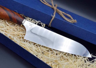 Dies ist ein Foto eines handgemachten Monostahl-Messers der Messerschmiede Jettenbach.