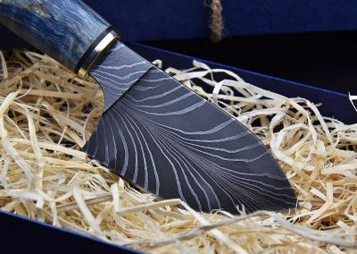 Dies ist ein Foto eines handgeschmiedeten Damastmessers aus Federdamast (Feather Damascus) der Messerschmiede Jettenbach.