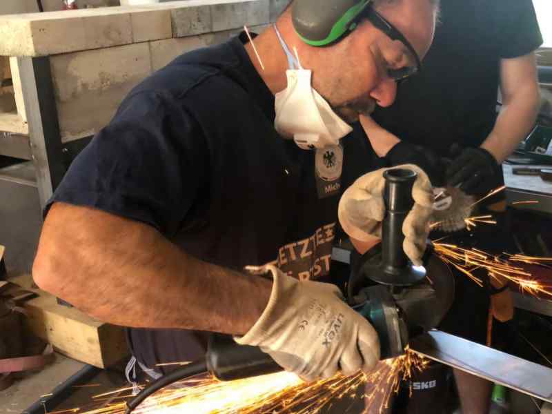 Dies ist ein Foto eines Teilnehmers eines Schmiedekurses für Damastmesser.