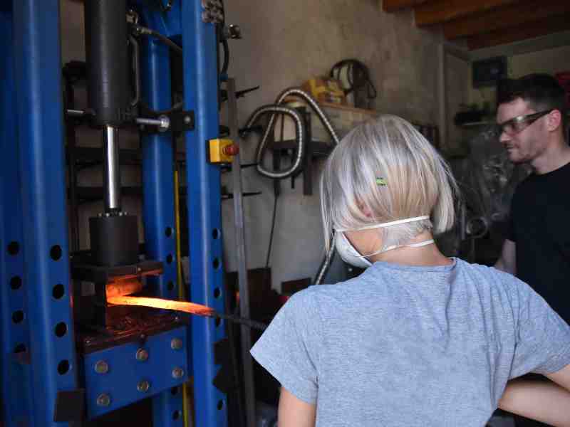 Dies ist ein Foto einer Teilnehmerin eines Schmiedekurses für Damastmesser.