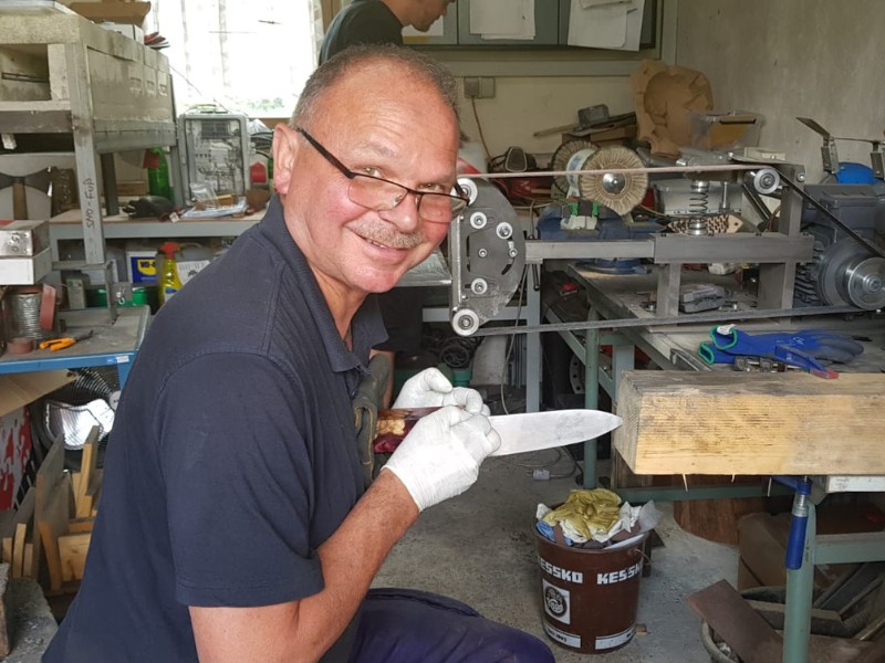 Dies ist ein Foto eines Teilnehmers eines Schmiedekurses für Damastmesser.