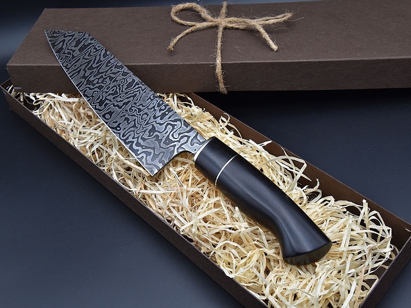 Dieses Bild zeigt ein Gyuto Damastmesser aus wildem Damast mit ca. 50 - 60 Lagen.