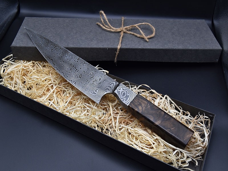 Halbintegral Chefmesser aus wildem Damast mit Griff aus stabilisiertem Walnuss Maserholz