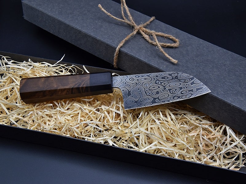 Kurzes Gemüsemesser aus Rosen-Damast oder Raindrop Damascus, Griff aus europäischem Nussbaum und Grenadill