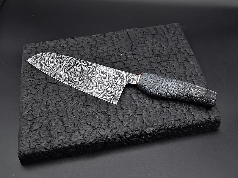 Halbintegral Chefmesser aus wildem Damast mit Griff aus stabilisiertem Walnuss Maserholz