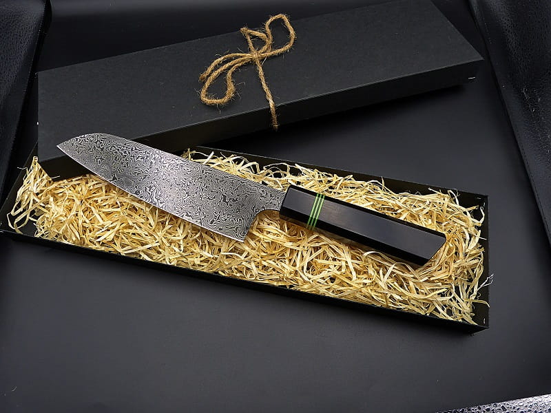 Ein Santoku aus wildem Damast mit Griff aus Grenadill und G10